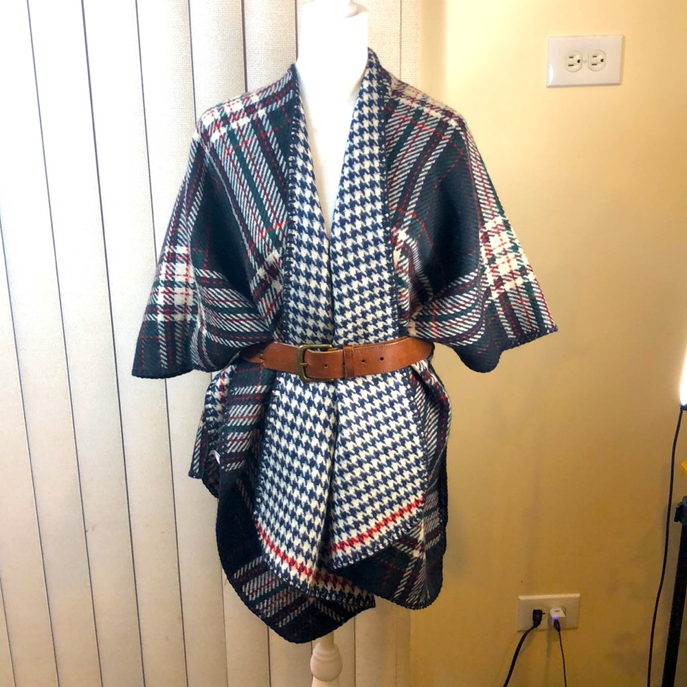 🐝5/$25🐝 NWOT Reversible plaid poncho